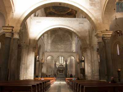 Insomma avvenne un involontario disastro, a cui esperti quali Quintino Quagliati, Carlo Ceschi, Carlo Aru e Franco Schettini cercarono di porre rimedio. Come? �Reinventandosi� un�idea di architettura medievale. 
La pietra calcarea color avorio lasciata a vista, la nudit� delle pareti, la pulizia degli interni, divennero preponderanti nel restyling delle chiese